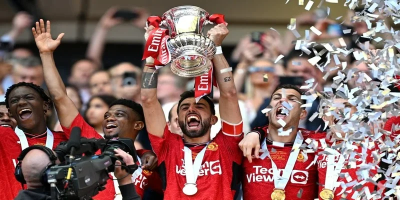 Manchester United ăn mừng chiến thắng kịch tính