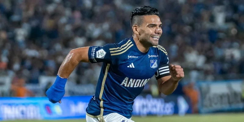 Radamel Falcao ăn mừng bàn thắng do mình góp công